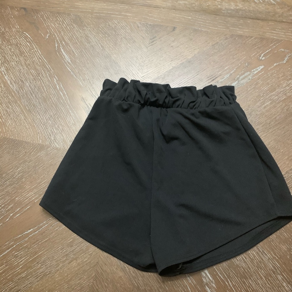 Boohoo Black high waisted elastic paper bag shorts Size 8